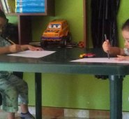 Según una habitante, cuando pasan horas sin luz los niños se salen de control luego de estar por tanto tiempo encerrados, porque no tienen medios para distraerse. Cortesía