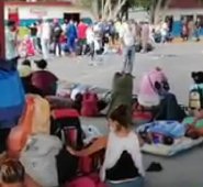 En el terminal de San Antonio, la gente permanece agrupada. Captura de video