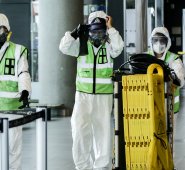 Jornada de limpieza y desinfección en el aeropuerto El Dorado (Bogotá). El Gobierno Nacional suspendió los vuelos comerciales desde el 25 de marzo. Solo está permitida la operación de carga y humanitaria. Diego Pineda / Colprensa
