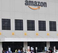 El gigante de internet Amazon espera contratar a 100.000 personas e invertir 350 millones de dólares para apoyar a los trabajadores y socios durante la pandemia. AFP