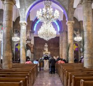 Los clérigos asisten a una misa del Viernes Santo sin fieles, debido a la pandemia de coronavirus COVID-19, en la Iglesia Apostólica Armenia Surp Kevork (Iglesia de San Jorge) en la ciudad norteña siria de Alepo. AFP