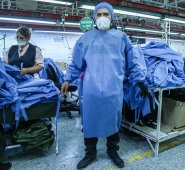 Médico probando los elementos de bioseguridad para la protección de sus uniformados. Colprensa