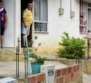 El alcalde de Cúcuta, Jairo Yáñez, durante la entrega de mercados en San Fernando del Rodeo a familias afectadas por la cuarentena debido a la pandemia. Alcaldía de Cúcuta