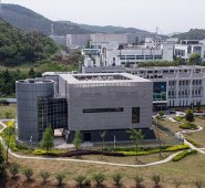 El laboratorio P4 está localizado dentro de un edificio cuadrado con un anexo cilíndrico, cerca de un estanque, al pie de una colina boscosa, en las afueras de Wuhan. Afp