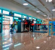 El joven viajó de Bogotá a Cartagena sin tener los resultados de los exámenes que le practicaron tras llegar de Londres.  Colprensa