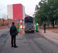 Al ingresar a Cenabastos los vehículos son detenidos para la labor de aspersión  Policía