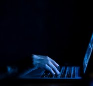 Las llamadas telefónicas, mensajes de texto, correos electrónicos y hasta páginas web falsas son las herramientas preferidas para realizar actividades delictivas. Freepik.es