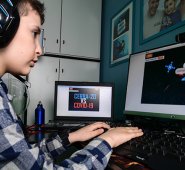 El pequeño contó con el apoyo de sus padres. Afp