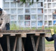 Los trabajadores construyen tumbas en el cementerio Angel Maria Canals en Guayaquil, Ecuador. El número de casos de coronavirus en Ecuador casi se duplicó. AFP
