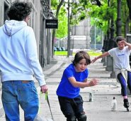 Por ahora, como sucede en toda Europa, seguirán cerrados los gimnasios, los bares, las playas, los sitios turísticos, así como los cines, estadios y los grandes centros comerciales. AFP