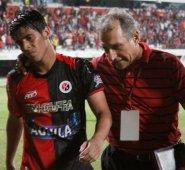 Mauricio duarte (Izq), llora la perdida de la categoría luego de que el rojinegro fuera superado por Fortaleza con un marcador global de 2-1 en los juegos de la ya extinta Promoción en el año 2013. Archivo