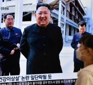 La televisión oficial norcoreana mostró imágenes de Kim andando, sonriendo y fumando un cigarrillo en la inauguración de la fábrica en Sunchon, al norte de Pyongyang. AFP