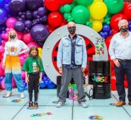 El mismo cantante subió videos y fotos del festejo que estuvo acompañado por una decoración con bombas de distintos colores. Colprensa