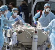 Personal médico traslada a un paciente en el Hospital Emile Muller en Mulhouse, en el este de Francia. AFP