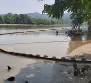 Se instalaron siete líneas de barreras de contención, equivalentes a 260 metros sobre el afluente.  Cortesía