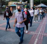 El tapabocas sigue siendo de uso indispensable. Colprensa.