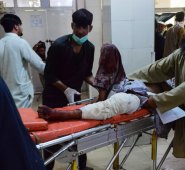 Un hombre herido en una camilla en un hospital, después de un ataque suicida en el funeral de un comandante de la policía local en Nangarhar, Afganistán. AFP