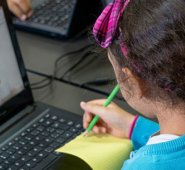 La virtualidad no es el único método que se está implementando con la modalidad de 'Escuela en casa', las guías y el uso de otras herramientas han ayudado el proceso pedagógico. Archivo