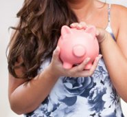 Es indispensable que las mamás analicen su caso particular y tomen decisiones basadas en sus ingresos y gastos. Freepik.es
