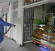 Las jornadas de desinfección y monitoreo de la secretaría de Salud en las comunas de Cúcuta, tienen el acompañamiento de la Policía. mario caicedo