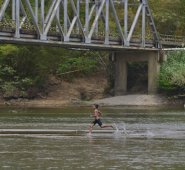 El otrora caudaloso río Catatumbo hoy luce débil y cansado, al punto de que dos niños 'corren' sobre sus aguas luego de atravesarlo sin inmutarse.  Colprensa