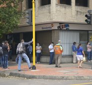 Las nuevas medidas se establecen para evitar las aglomeraciones.  Archivo / La Opinión