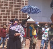 Varios líderes sociales, defensores de víctimas, decidieron acompañar la manifestación de los representantes de la comunidad que se encadenaron. Cortesía