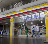 Los centros comerciales han tenido que cerrar sus puertas durante el aislamiento obligatorio, solo han funcionado los bancos y los supermercados. Por eso, la reapertura de puertas es clave para este sector. Archivo La Opinión