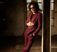 Este viernes el cantautor español lanzará su disco ‘Posible’, con 10 canciones, de las que ya ha presentado ‘Deseos de usar y tirar’, ‘Hombre de acción’, ‘Cualquiera en su sano juicio’ y ‘Las Palabras’.  Colprensa