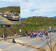 Con piedras, llantas y otros objetos habitantes de los asentamientos humanos La Bendición y Freddy Angarita bloquearon la vía que comunica a Cúcuta con El Zulia. La manifestación que logró congestionar la vía debido al bloqueo, buscaba llamar la atención de las autoridades municipales. Mario Caicedo