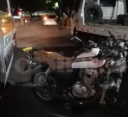 La moto destrozada quedó debajo de la grúa por el costado izquierdo. Cristian Herrera La Opinión