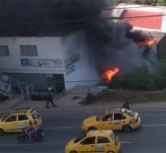 Los bomberos controlan a esta hora las llamas.  Cortesía