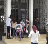 El primer día de la medida en las calles se vieron grupos de hombres y mujeres.  Roberto Ospino