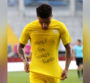 Jadon Sancho, jugador del Borussia Dortmund, pidió justicia por el asesinato de George Floyd en  la última jornada de la Bundesliga. AFP