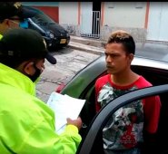 En el barrio Pablo VI de San Gil interceptaron a José Manuel Suárez Lozano cuando se movilizaba como pasajero en un carro Chevrolet Spark. Cortesía