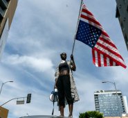 El presidente Trump está ansioso por ver una recuperación de la economía de Estados Unidos, pero las protestas contra el racismo y la brutalidad policial podrían frustrar sus expectativas. AFP