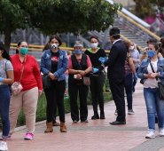 Las personas siguen buscando alternativas para obtener dinero. Colprensa