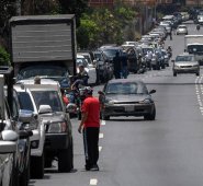 Durante el confinamiento por la pandemia de la COVID-19 el desabastecimiento de gasolina llegó a Caracas, pues ya desde hace años asfixiaba a varias regiones del vecino país. AFP