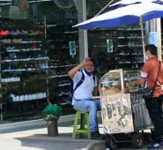 En algunos sectores de la ciudad se aprecian vendedores que han instalado sus puestos de venta, aún bajo la medida de cuarentena. Mario Caicedo