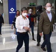 La alcaldesa Claudia López anunció la realización de un plan piloto del 8 al 14 de junio para abrir paulatinamente los centros comerciales, peluquerías y servicios profesionales. Colprensa