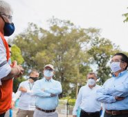 El ministro de Salud, Fernando Ruiz visitó junto a las autoridades locales el puente Simón Bolívar, frontera con Venezuela. Cortesía @MinSaludCol