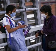 Se busca ajustar tiempo, espacios, distanciamiento, uso del tapabocas y desinfección de manos. Colprensa.