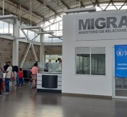 Las autoridades colombianas habilitaron el Centro de Atención Sanitaria Tienditas (CAST), para que los migrantes que van de retorno hacia su país permanezcan allí un máximo de 48 horas. Mario Caicedo / La Opinión