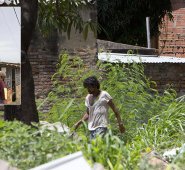 Las personas manifiestan su preocupación por la presencia de consumidores de drogas que se convierten en foco de inseguridad, con presencia en lotes baldíos. Archivo / La Opinión