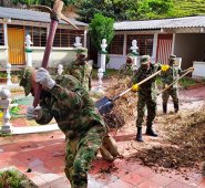 Soldados del Batallón Santander retiran la maleza que creció en los últimos años en los patios de la escuela Guillermo León Valencia. Cortesía
