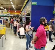 Cola dentro de Almacenes Éxito de San Mateo. Los clientes madrugaron a hacer sus comprar para aprovechar el día sin IVA. Cortesía