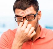 Lubricar adecuadamente los ojos durante las jornadas que se está expuesto a las pantallas. Colprensa.