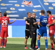 El entrenador de Union Berlín, Urs Fischer (3rd R), agradece a su jugador Christopher Trimmel (R) mientras Hoffenheim Stefan Posch (2nd R) observa después del partido de fútbol de la Bundesliga de primera división alemana TSG Hoffenheim v FC Union Berlín, este sábado.
 AFP