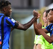 El delantero colombiano de Atalanta, Luis Muriel (R) reemplaza al colombiano Duván Zapata, durante el partido de fútbol de la Serie A italiana Atalanta vs Sassuolo, este domingo. AFP