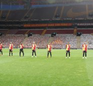 El partido se jugó bajo estrictos protocolos de bioseguridad por la pandemia. Tomada de Twitter @GalatasaraySK